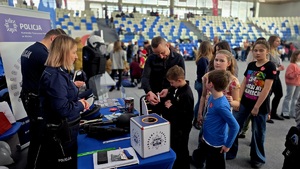 policjanci podczas 34. Finału WOŚP w MOSIR Mielec z uczestnikami