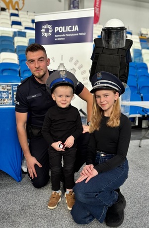 policjanci podczas 34. Finału WOŚP w MOSIR Mielec z uczestnikami