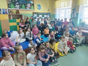 dzieci z SP Janowiec z policjantką