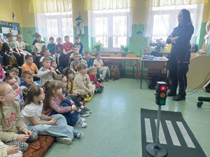 dzieci z SP Janowiec z policjantką