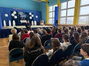 uczniowie SP w Podborzu i Dąbrówce Wisłockiej z policjantkami