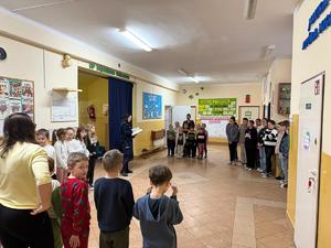 uczniowie SP w Podborzu i Dąbrówce Wisłockiej z policjantkami