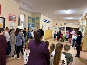 uczniowie SP w Podborzu i Dąbrówce Wisłockiej z policjantkami