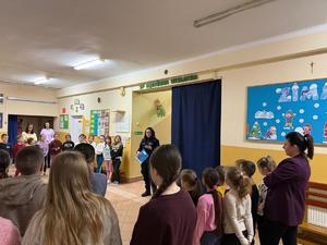 uczniowie SP w Podborzu i Dąbrówce Wisłockiej z policjantkami