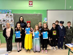 uczniowie SP w Podborzu i Dąbrówce Wisłockiej z policjantkami