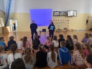 policjanci z dziećmi w Zespole Szkolno-Przedszkolnym w Wadowicach Górnych