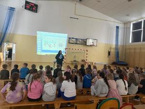 policjanci z dziećmi w Zespole Szkolno-Przedszkolnym w Wadowicach Górnych