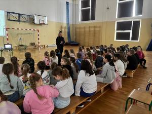 policjanci z dziećmi w Zespole Szkolno-Przedszkolnym w Wadowicach Górnych