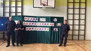 policjanci z dziećmi podczas pogadanek dot. bezpiecznego internetu