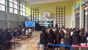 policjanci z dziećmi podczas pogadanek dot. bezpiecznego internetu