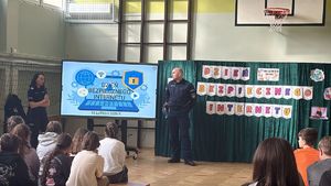 policjanci z dziećmi podczas pogadanek dot. bezpiecznego internetu