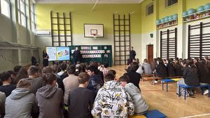 policjanci z dziećmi podczas pogadanek dot. bezpiecznego internetu