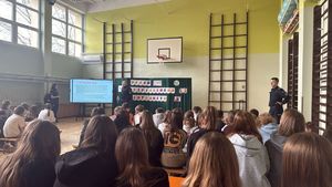 policjanci z dziećmi podczas pogadanek dot. bezpiecznego internetu