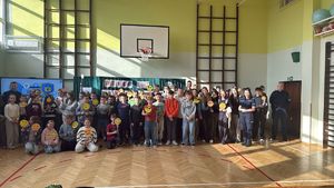 policjanci z dziećmi podczas pogadanek dot. bezpiecznego internetu