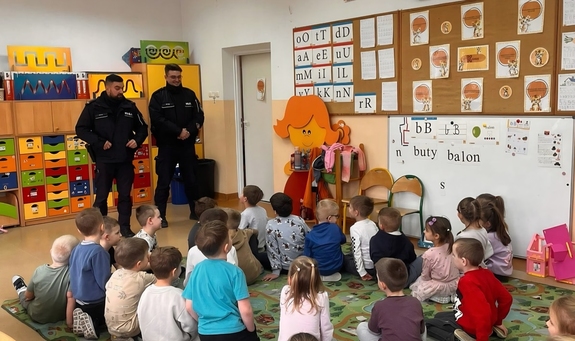 policjanci z dziećmi podczas prelekcji dot. Bezpiecznych Ferii