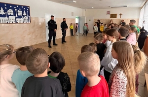 policjanci z dziećmi podczas prelekcji dot. Bezpiecznych Ferii