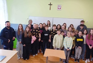 policjanci z dziećmi podczas prelekcji dot. Bezpiecznych Ferii