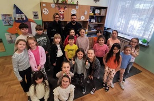 policjanci z dziećmi podczas prelekcji dot. Bezpiecznych Ferii