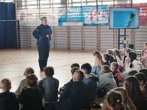 dzielnicowa w SP Ruda z dziećmi