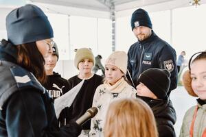uczestnicy zakończenia ferii z policjantami