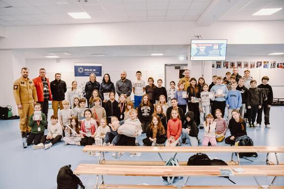 uczestnicy zakończenia ferii z policjantami