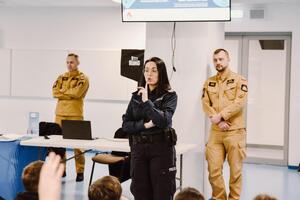 uczestnicy zakończenia ferii z policjantami