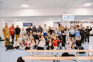 uczestnicy zakończenia ferii z policjantami