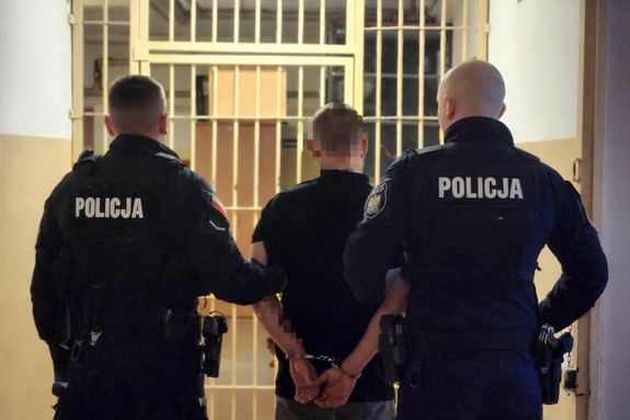 policjanci z osobą zatrzymaną