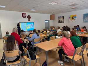 policjantki i uczniowie podczas prelekcji