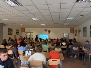 policjantki i uczniowie podczas prelekcji