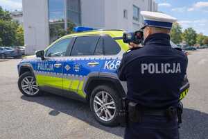 policjant dokonujący pomiaru prędkości