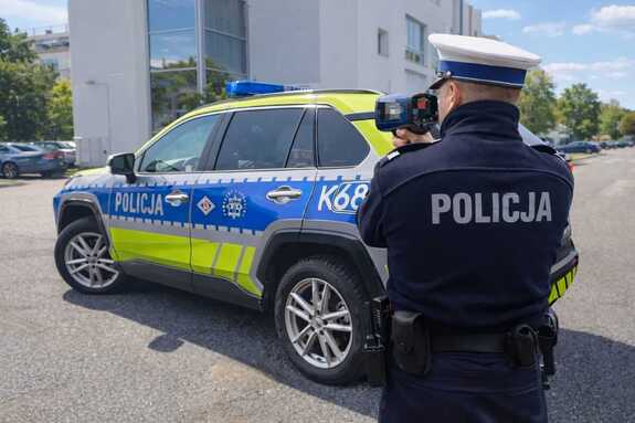 policjant dokonujący pomiaru prędkości