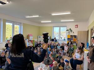 przedszkolaki z policjantami