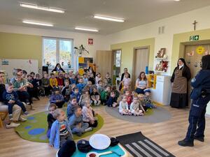 przedszkolaki z policjantami