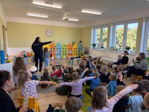 przedszkolaki z policjantami