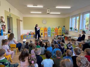 przedszkolaki z policjantami