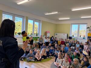 przedszkolaki z policjantami