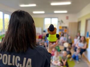 przedszkolaki z policjantami