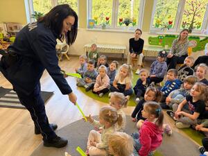 przedszkolaki z policjantami