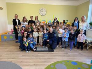 przedszkolaki z policjantami