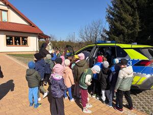 przedszkolaki z policjantami