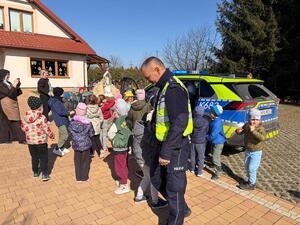 przedszkolaki z policjantami