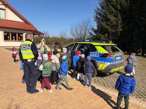 przedszkolaki z policjantami