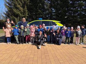 przedszkolaki z policjantami