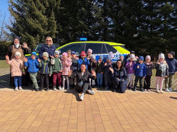 przedszkolaki z policjantami