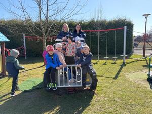 przedszkolaki z policjantami