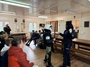 funkcjonariusze mieleckiej Policji z dziećmi podczas prelekcji
