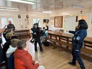 funkcjonariusze mieleckiej Policji z dziećmi podczas prelekcji