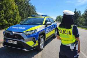 policjantka RD przy radiowozie