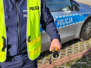 policjant z urządzeniem do badania trzeźwości